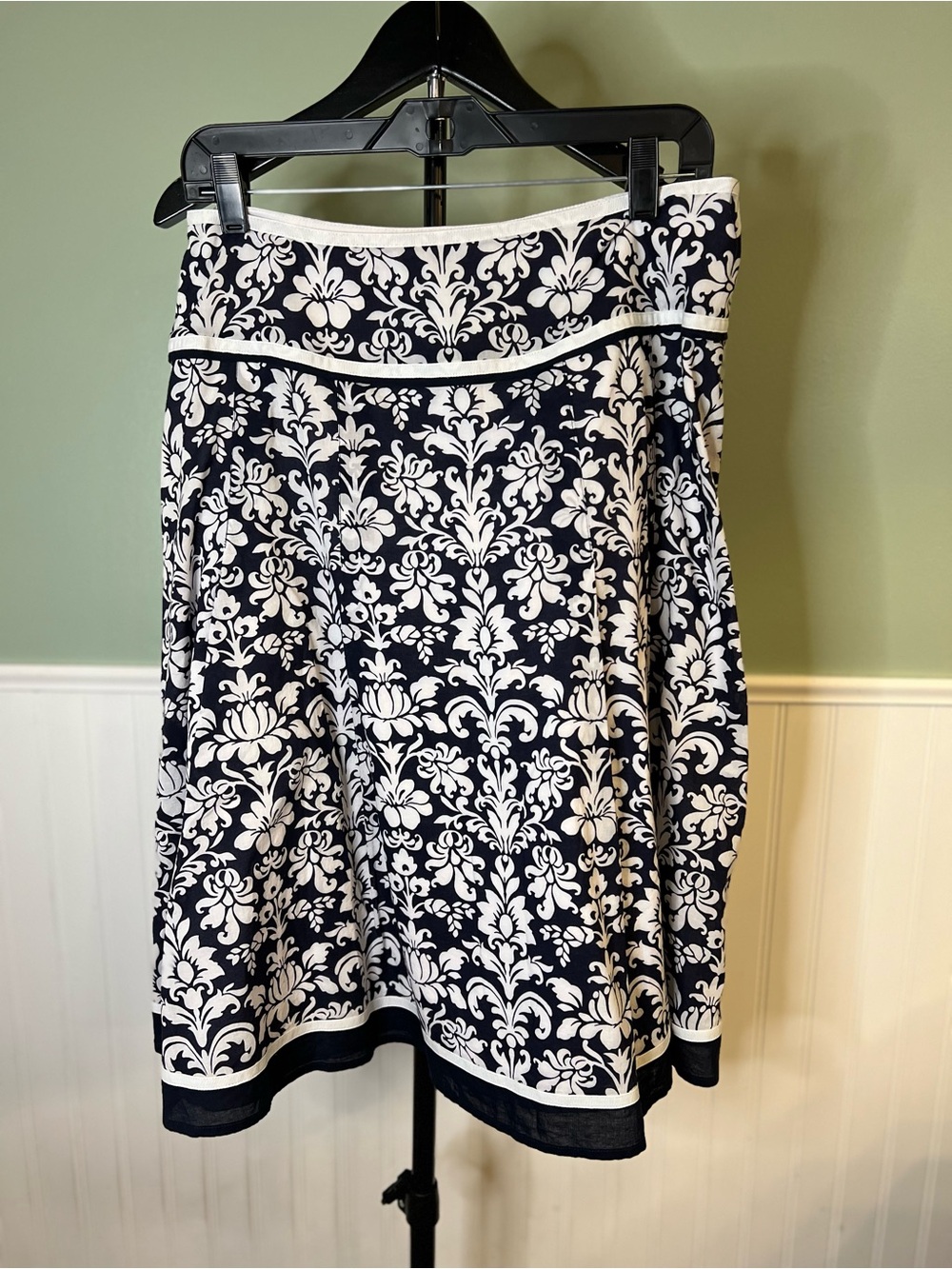 Jones New York Navy and White Floral A-Line Skirt with Contrast Trim. Size 12